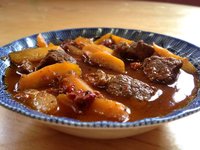 炖牛肉(以牛肋板肉为主要食材制作而成的家常菜)