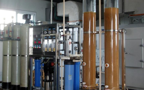 混床(进行离子交换反应的柱状压力容器)