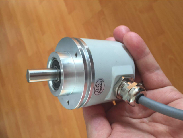 编码器(用以通讯、传输和存储的信号形式的设备)