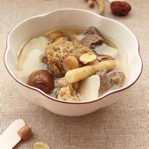 猴头菇煲汤(中国传统的名贵菜肴)
