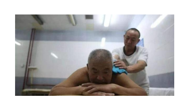 搓澡工(浴室中负责给客人干挫身体的死皮的)