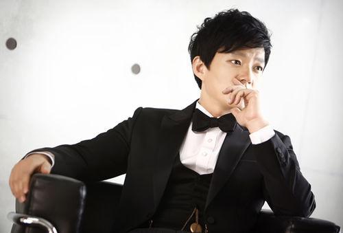 李凡秀(韩国男演员，代表作《三角》)