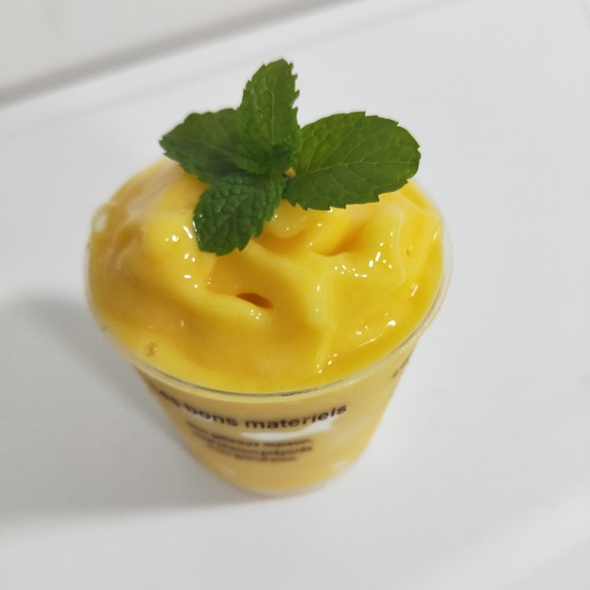 芒果沙冰(以芒果和牛奶为原料的甜品)