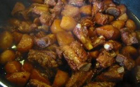 炖排骨(最常见的一道菜品营养丰富)