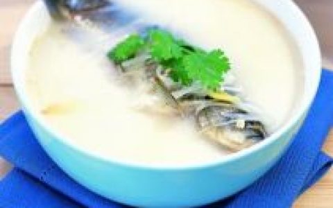 鲫鱼汤(以鲫鱼、豆腐、蘑菇等作为食材制作而成的汤)