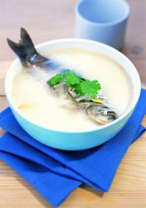 鲫鱼汤(以鲫鱼、豆腐、蘑菇等作为食材制作而成的汤)