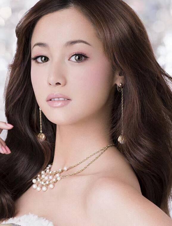 泽尻英龙华(曾日本女演员、歌手)