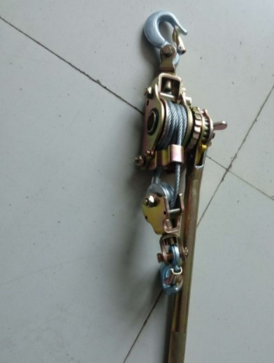 紧线器(在架空线路敷设施工中作为拉紧导线用的)