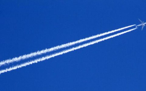 飞机云(飞机航行形成的尾迹)