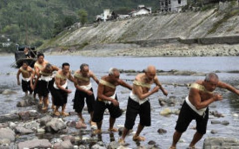 纤夫(以纤绳帮人拉船为生的人)