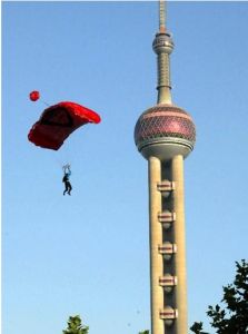 低空跳伞(极限运动中的滑翔项目)