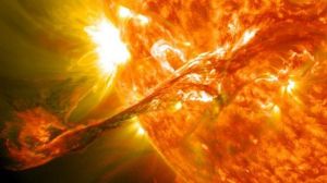 太阳活动(太阳大气层里一切活动现象的总称)