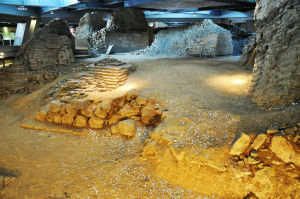 雷峰塔遗址(吴越国王钱俶在西湖山上建造的佛塔)