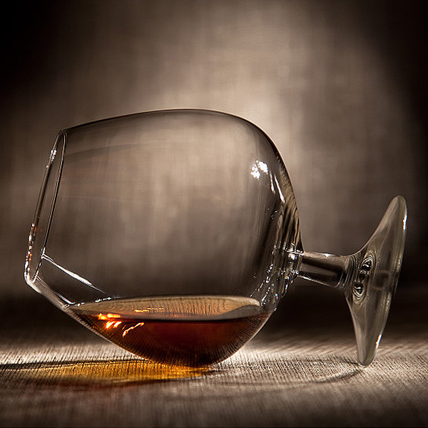 白兰地杯(杯口小、腹部宽大的矮脚酒杯)