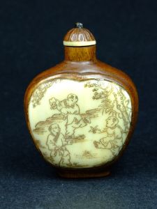鼻烟壶(盛鼻烟的容器)