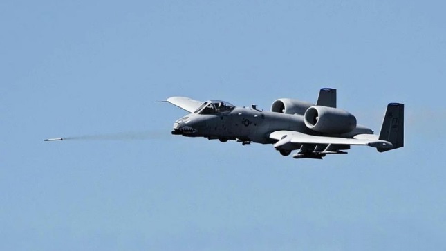 A-10攻击机(单座双引擎攻击机)
