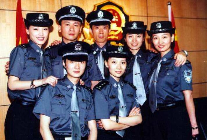 铿锵玫瑰(2002年杨凤良执导的刑侦剧)
