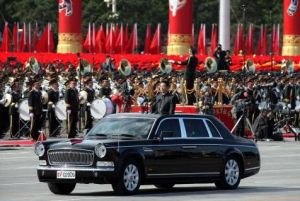 国家元首(在国家机构体系中实质上或象征性地居于首脑)