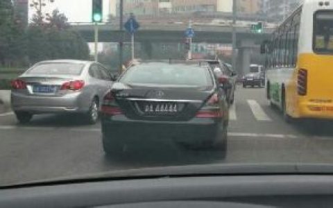 黑牌车(汽车的牌照底色为黑色的汽车)