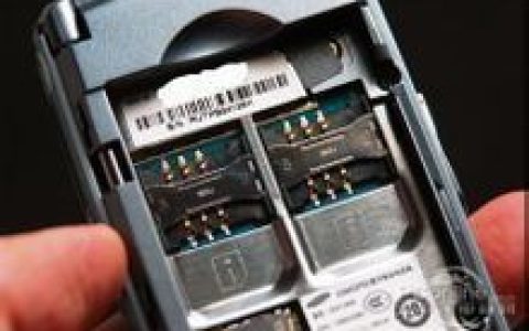 双卡双待(可以在一部手机上同时使用两个GSM网络)