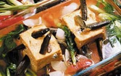 泥鳅钻豆腐(传统风味名菜)