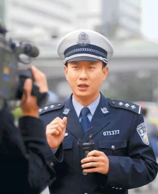 谭乔(《谭谈交通》栏目主持人)