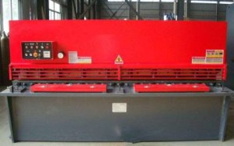 液压剪板机(使板材断裂分离的机器设备)