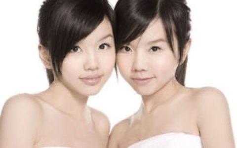 同卵双胞胎(出自同一受精卵的两个个体)