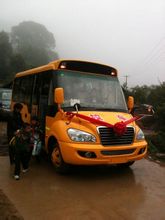 校车(运送学生往返学校的交通工具)