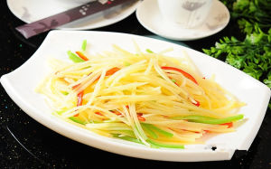 青椒土豆丝(以青椒、土豆为主的家常菜)