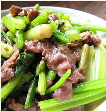芹菜炒肉丝(主要材料是猪肉、芹菜的家常菜肴)