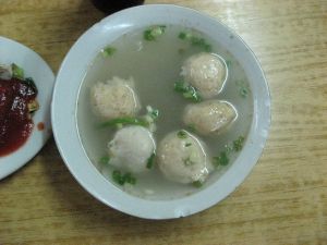 鱼丸汤(鱼肉制成的汤)