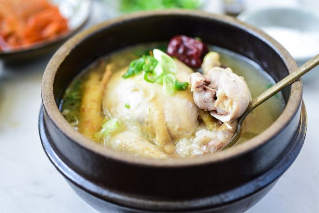 茶树菇鸡汤(以茶树菇和鸡为主料制作的菜品)