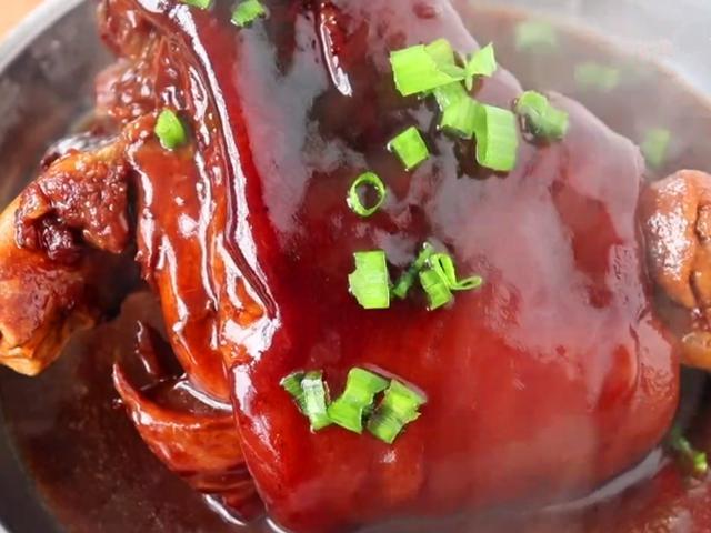 红烧肘子(鲁菜宴席中的大件菜)