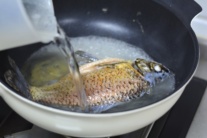 鲫鱼豆腐汤(广东家常菜品)