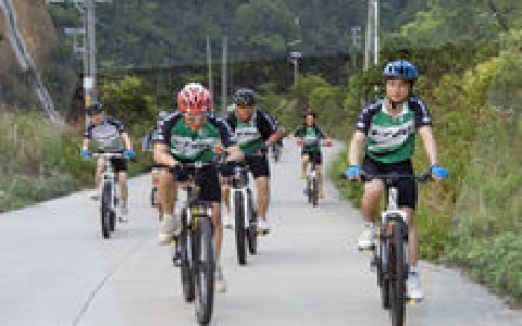 自行车运动(赛骑行速度的体育项目)