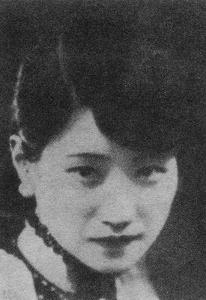 交际花(在社交场中活跃而有名的女子)
