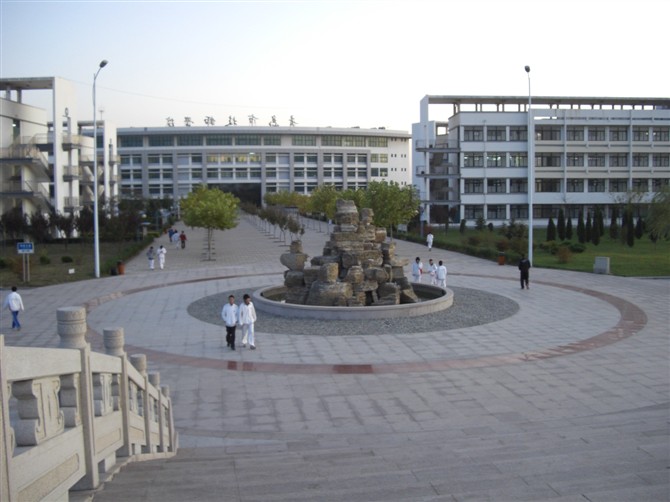 青岛技师学院(由市政府创办并直属管理的技工院校)