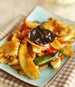 杏鲍菇炒肉(简单的家常美食)
