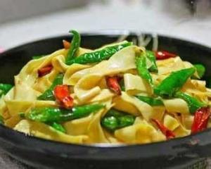 尖椒干豆腐(以干豆腐、辣椒等为主料制作的菜品)