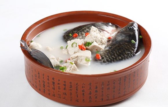 鲫鱼炖豆腐(江浙一带传统菜肴)