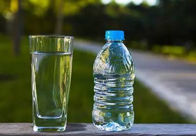 天然矿泉水(存在特定地质构造岩层中的地下矿水)