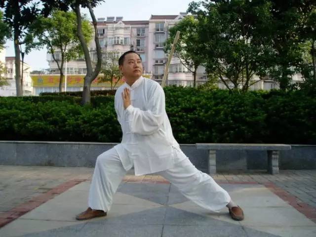 三十二式太极拳(中国武术段位制的四段太极拳规定套路)