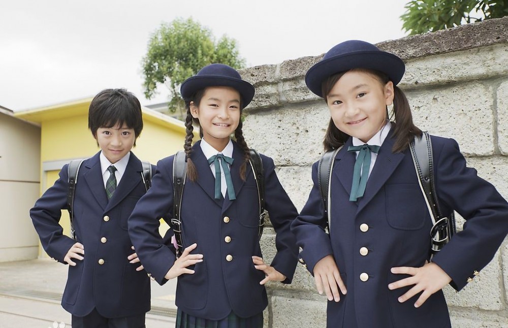 学生装(学校为在校学生定制的服装)