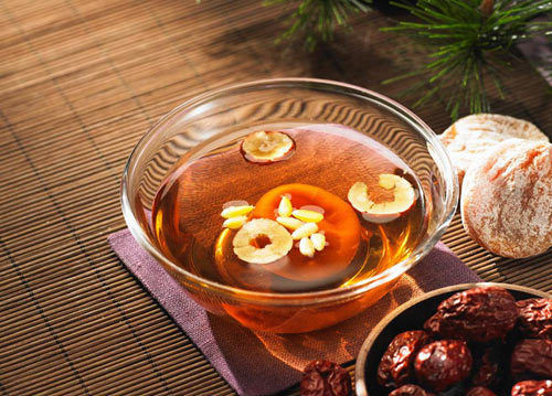 黄芪红枣茶(以黄芪和红枣为主要原料泡制而成的饮品)