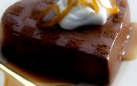 巧克力蛋糕(由鸡蛋、巧克力主制的甜品)