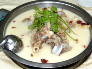 牛骨汤(以牛骨，牛小肠为主料制作的汤)