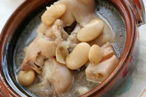 莲藕汤(家常菜养生汤的一种)