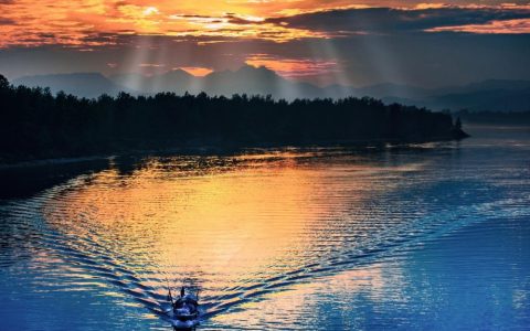 一道残阳铺水中(唐代白居易诗作)