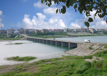 漫水桥(建在河流上的简易的普通桥)